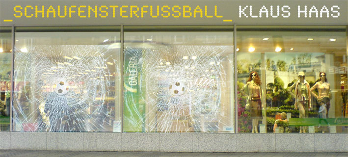 _SCHAUFENSTERFUSSBALL_ KLAUS HAAS